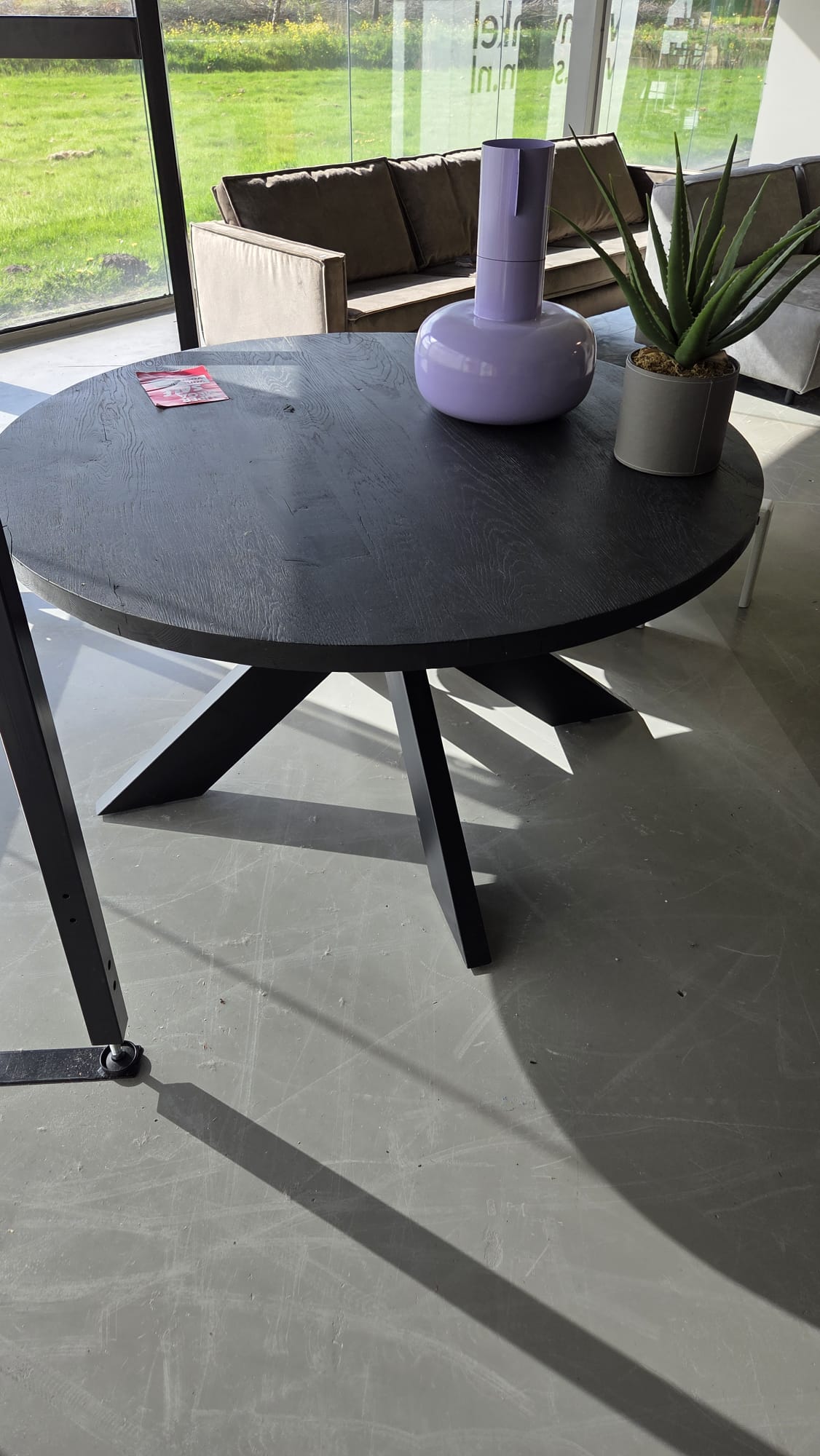 Ronde tafel L zwart spinpoot