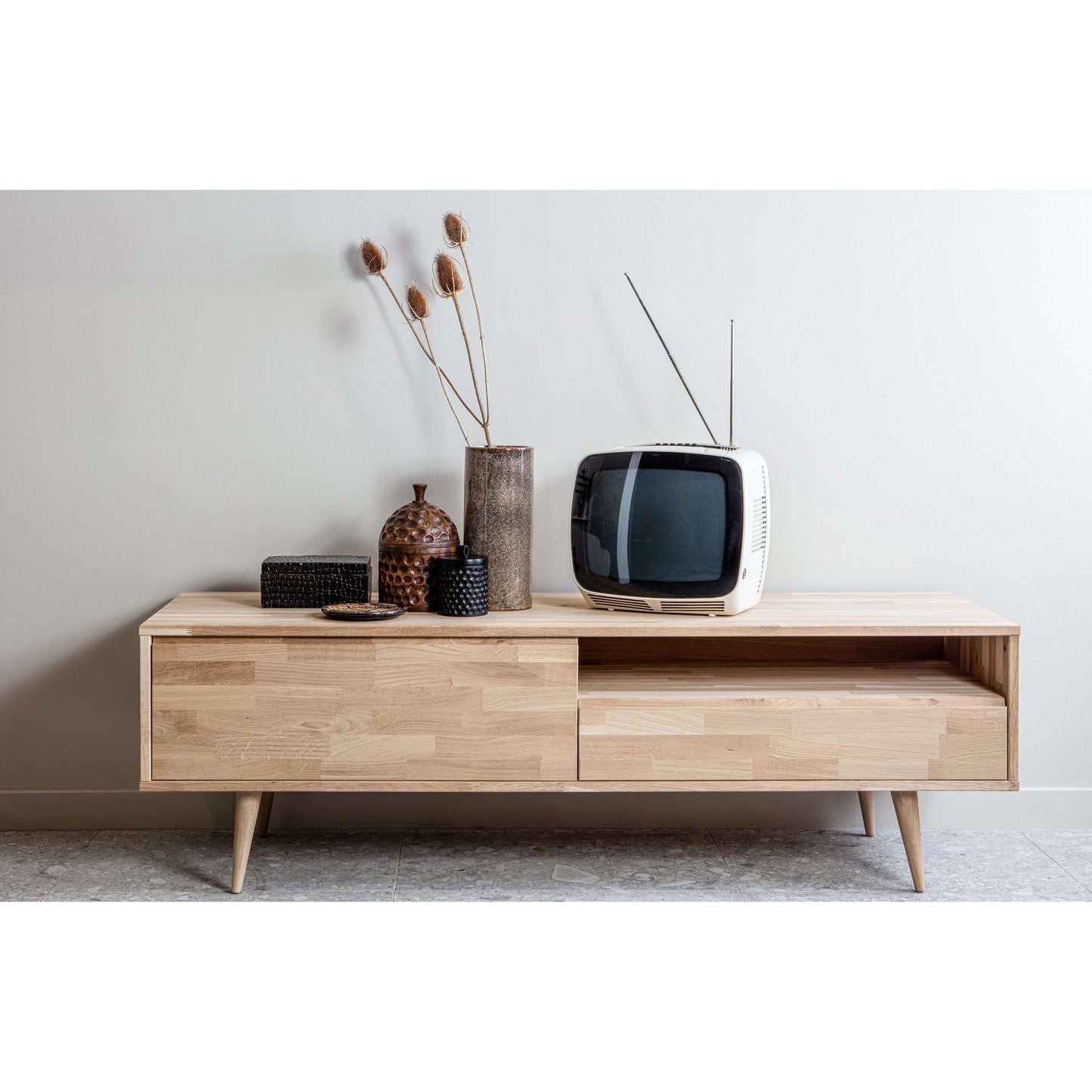 WOOOD Tygo tv meubel met retro poten  naturel